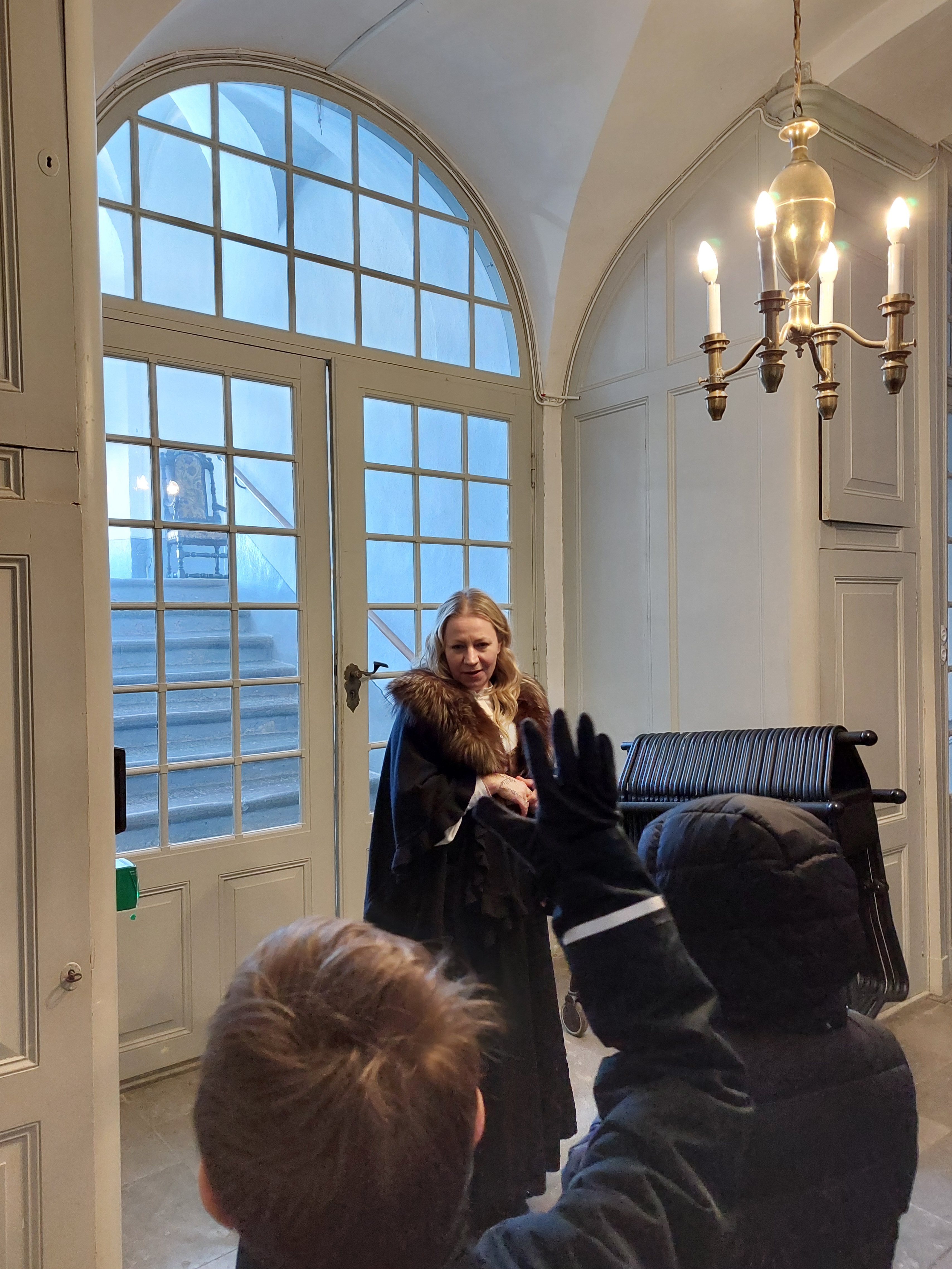 Museipedagog Mikaela berättar. Ur visningen Löfstads lilla slottsäventyr.