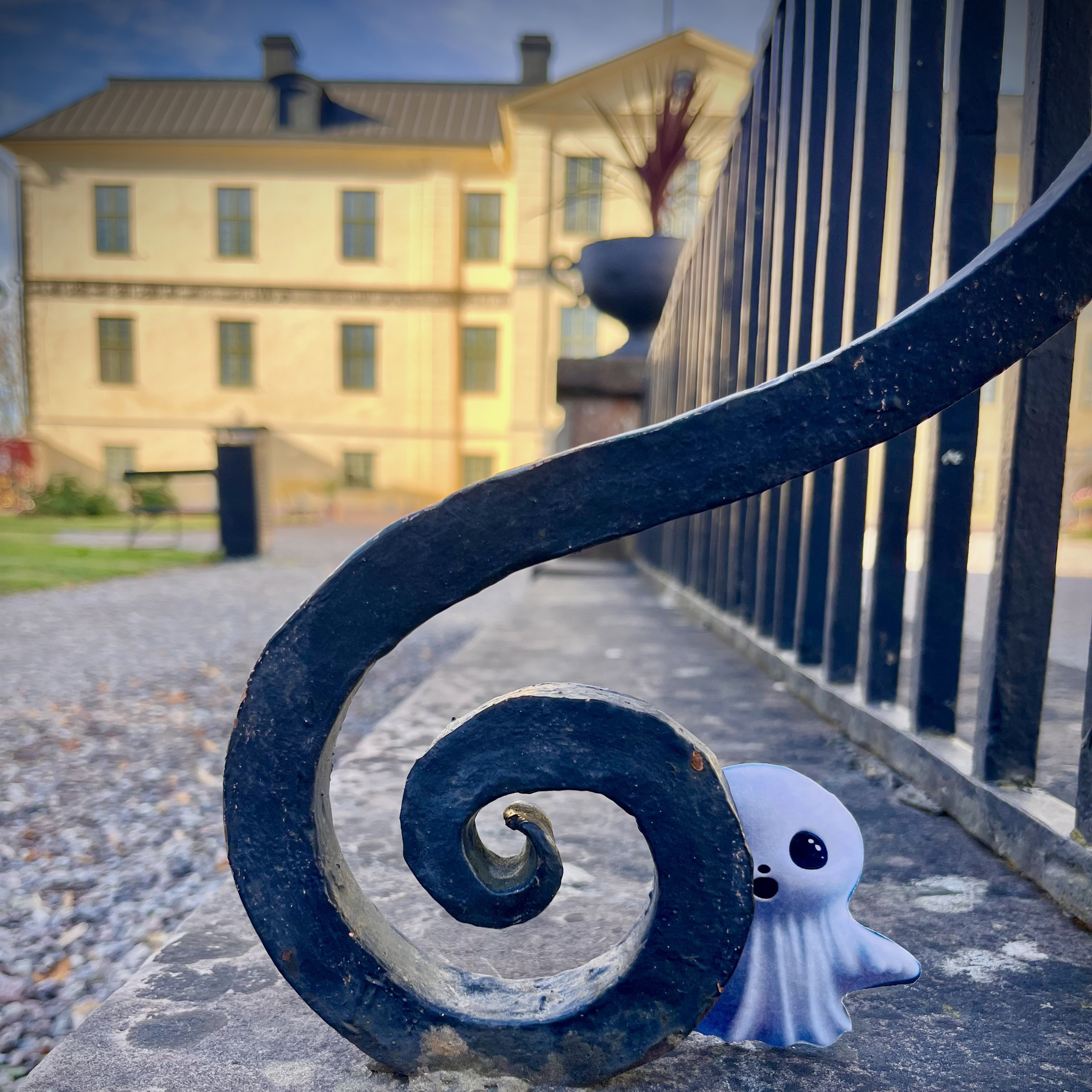 Under lovet kan du leta busiga spöken på borggården på Löfstad slott.