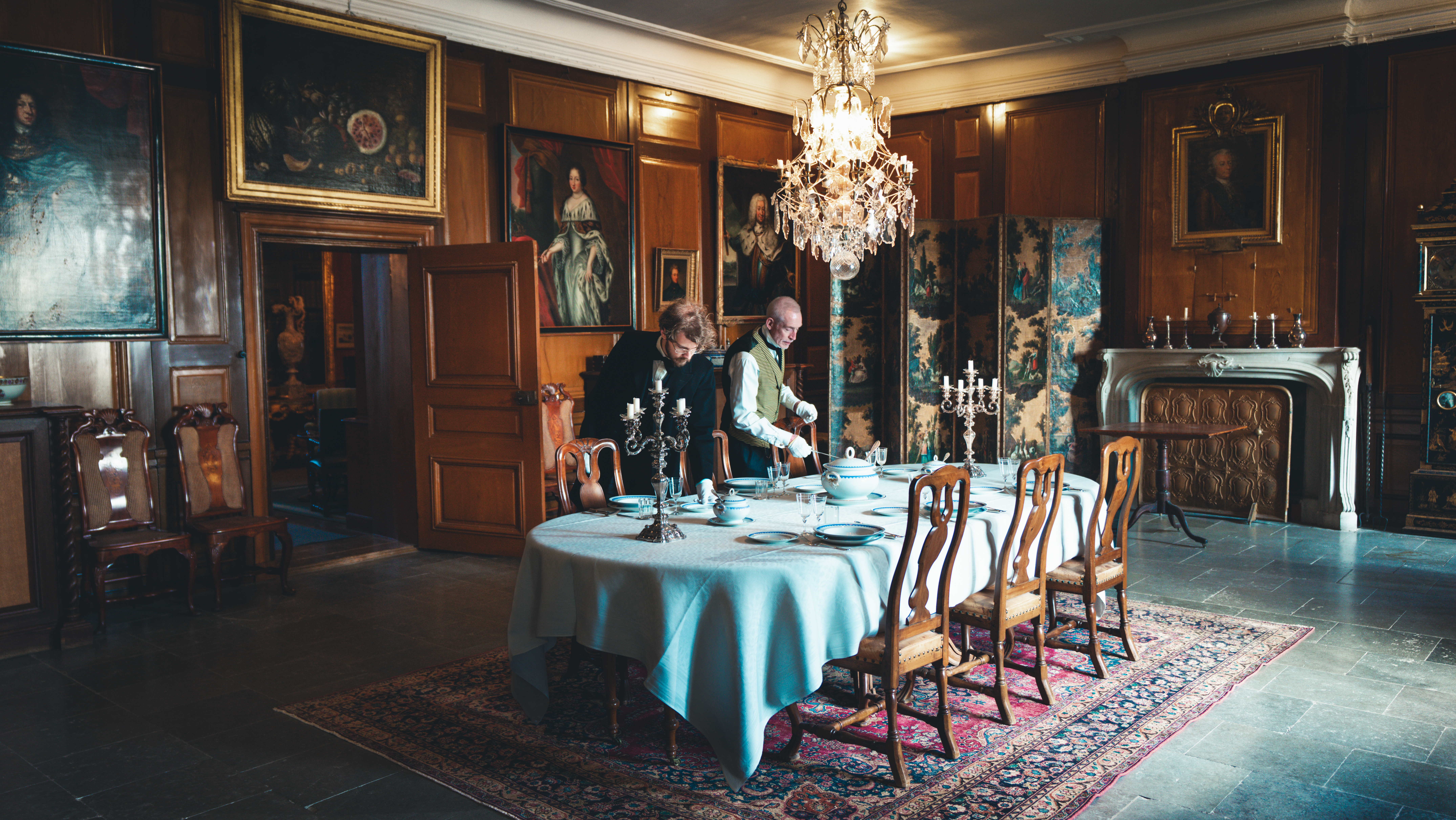 Dukning av bord i matsalen på Löfstad slott.