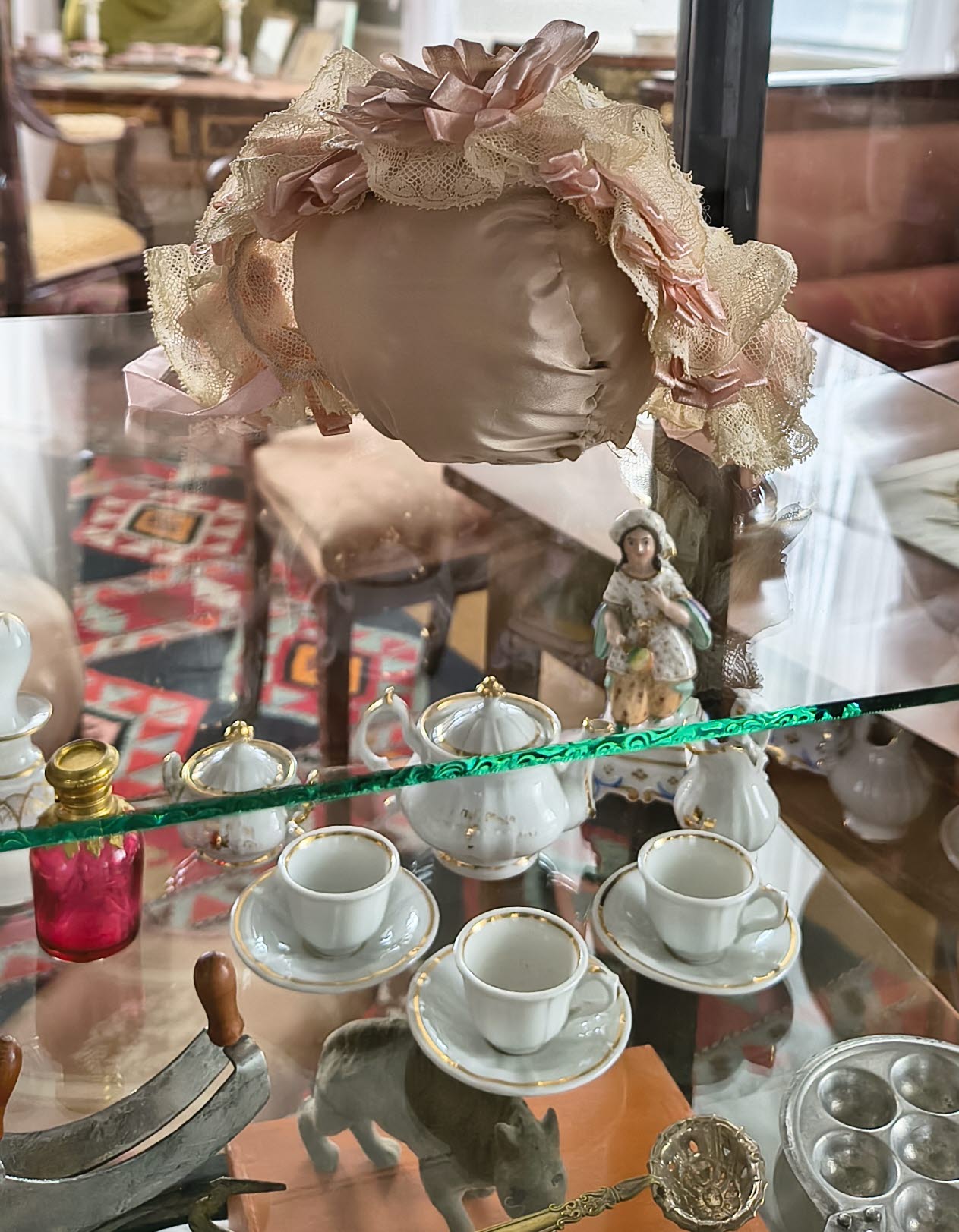 Emilie Pipers dopmössa och leksaker