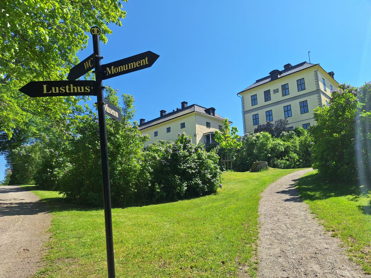 En av trädgårdsgångarna upp mot Löfstad slott.