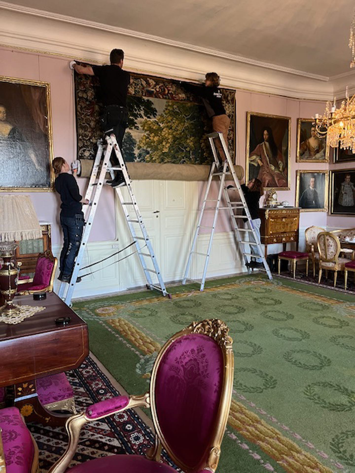 Bergvärmeprojektet Löfstad Slott. Nedplockning av gobeläng 2