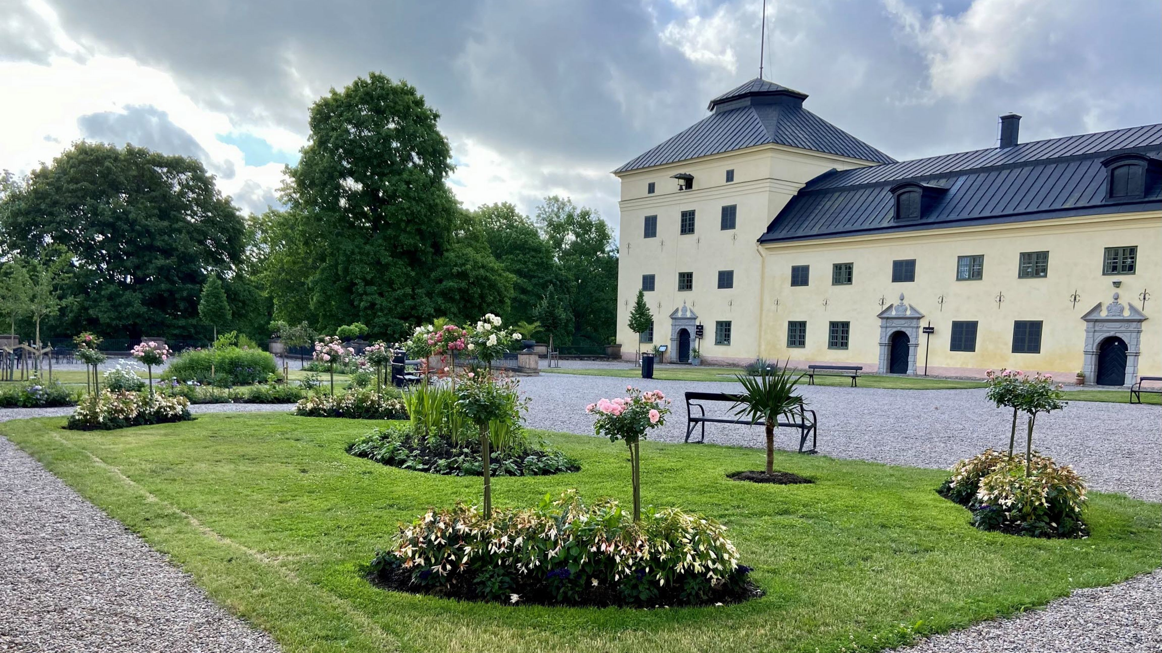 Vy över borggården första sommaren efter nyplantering enligt projektet Emilie Pipers Gröna borggård