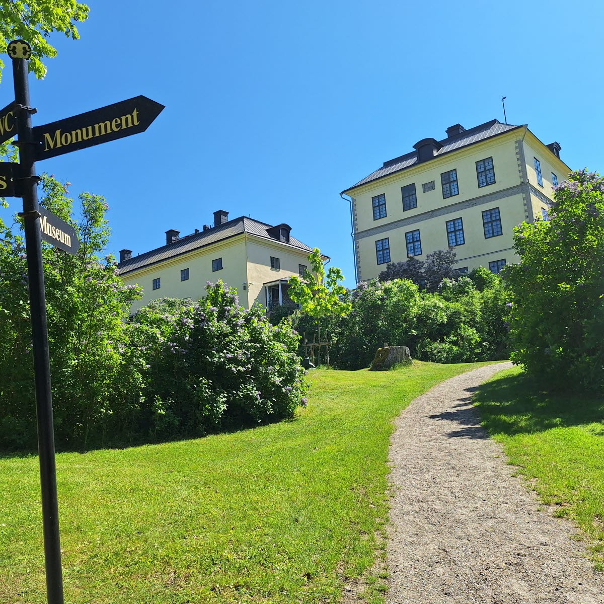 En av trädgårdsgångarna upp mot Löfstad slott.
