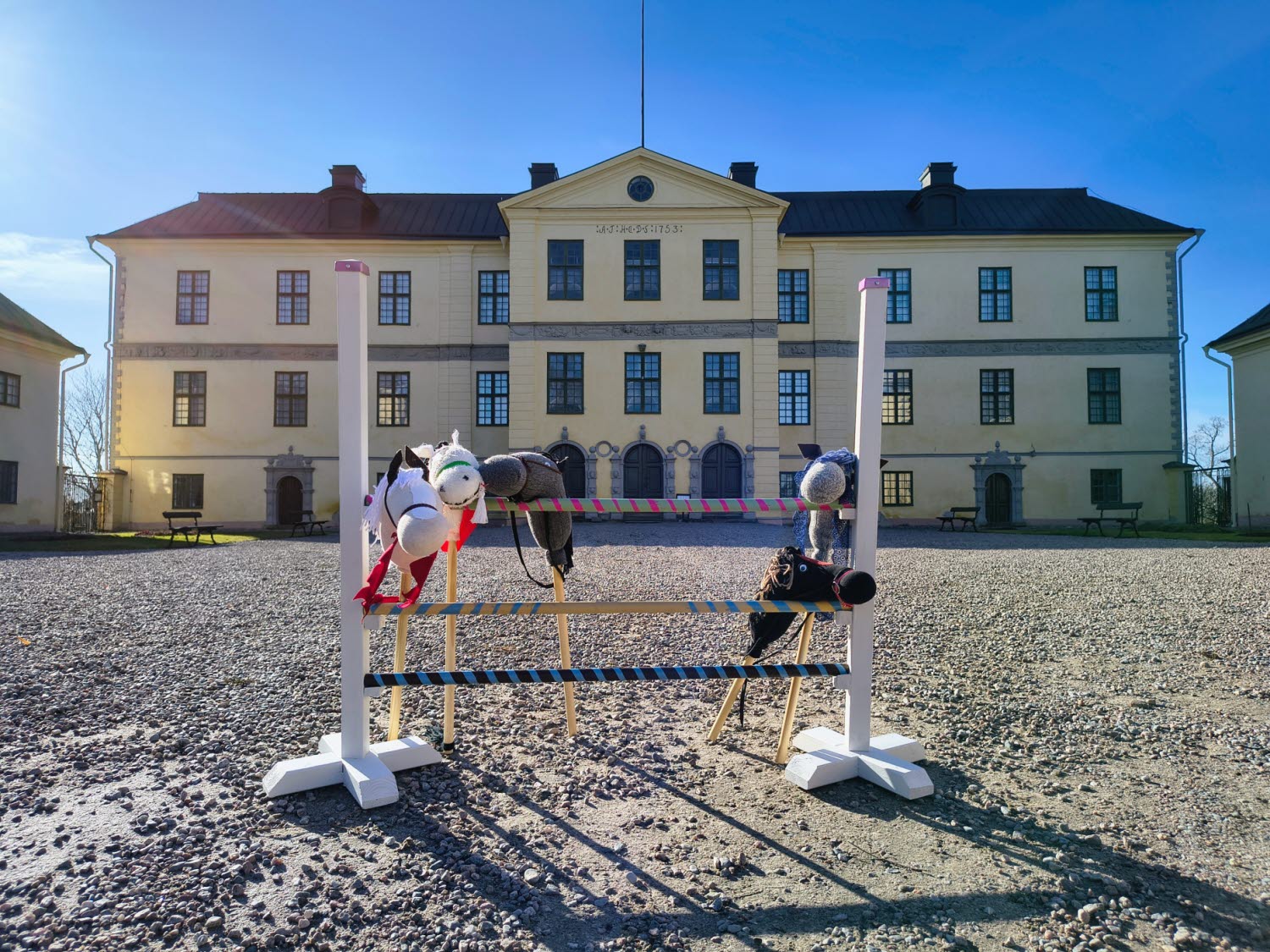 Käpphästar utanför Löfstad slott.