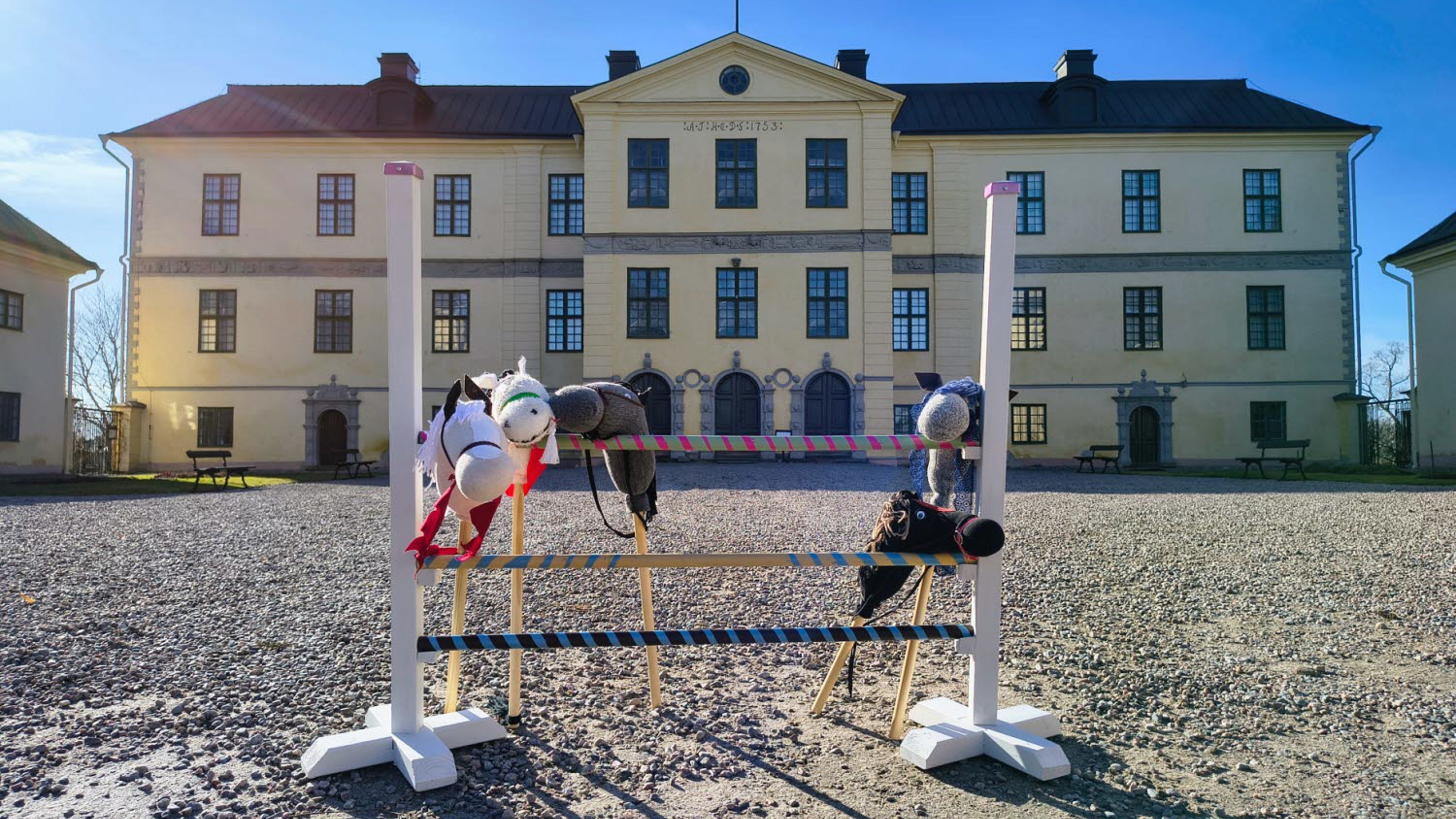 Käpphästar utanför Löfstad slott.