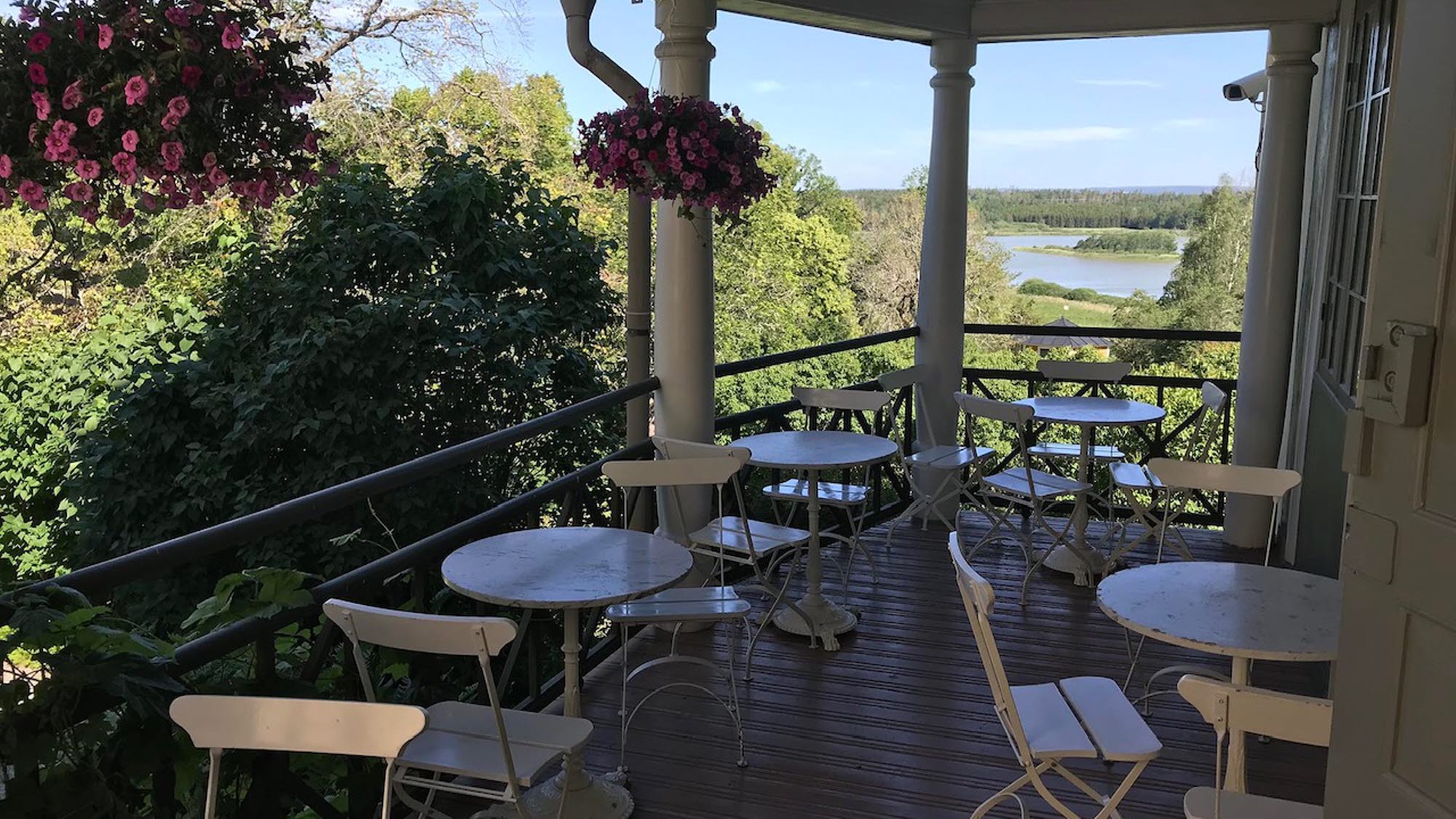 Verandan på Värdshuset Löfstad slott.
