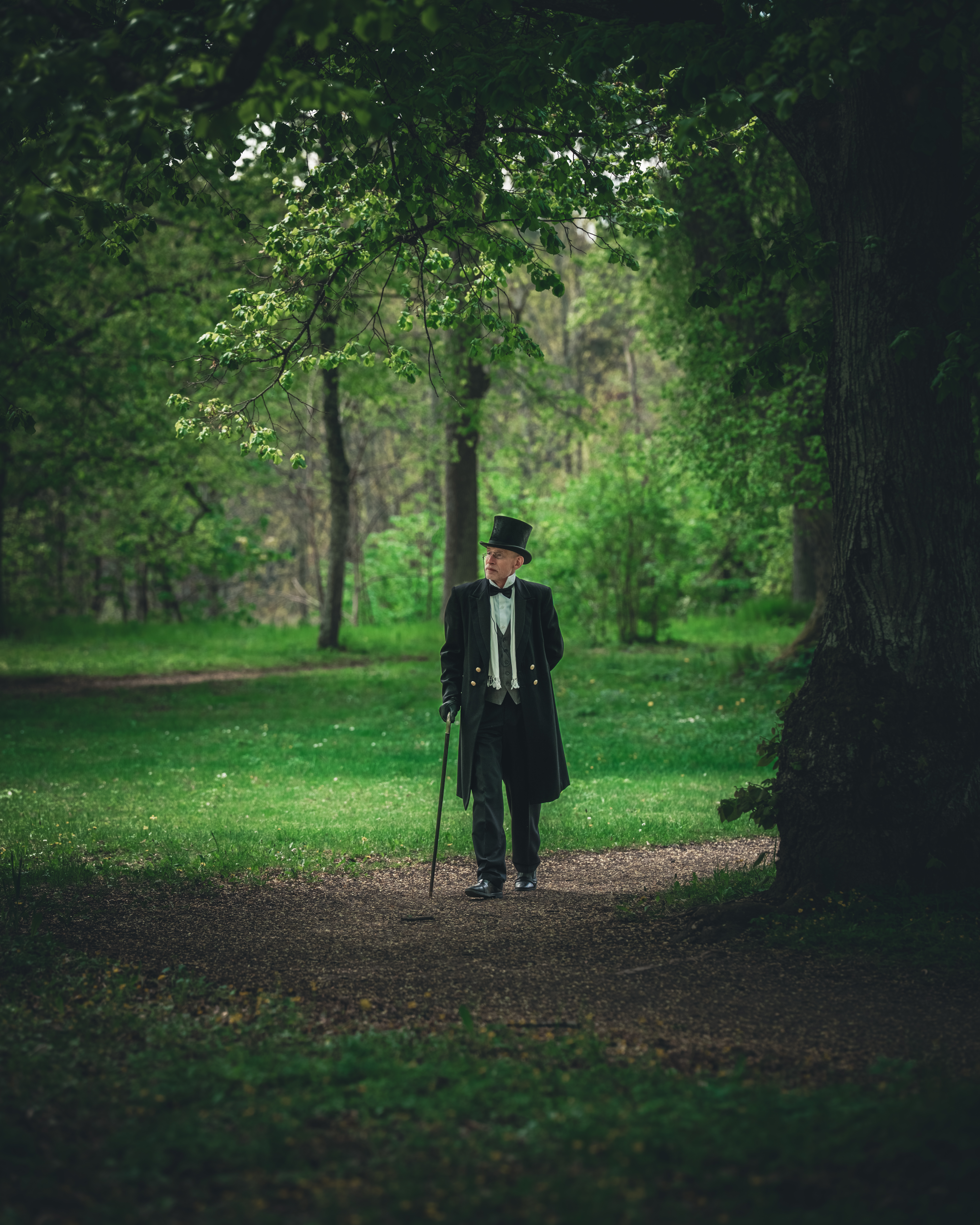 En herre promenerar i den engelska parken vid Löfstad slott.