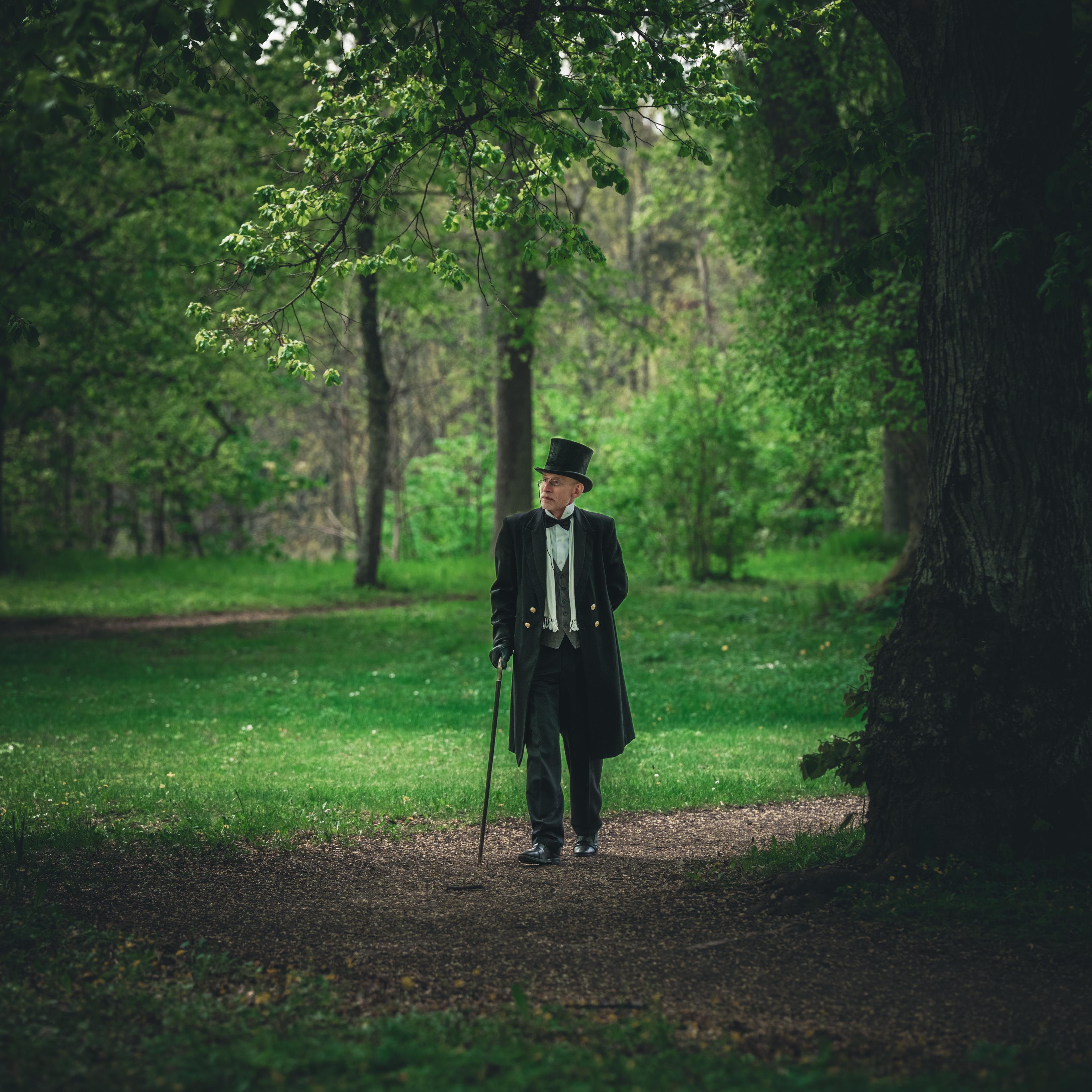 En herre promenerar i den engelska parken vid Löfstad slott.